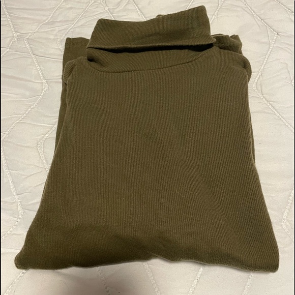 Turtle Neck in army green. - Picture 2 of 3